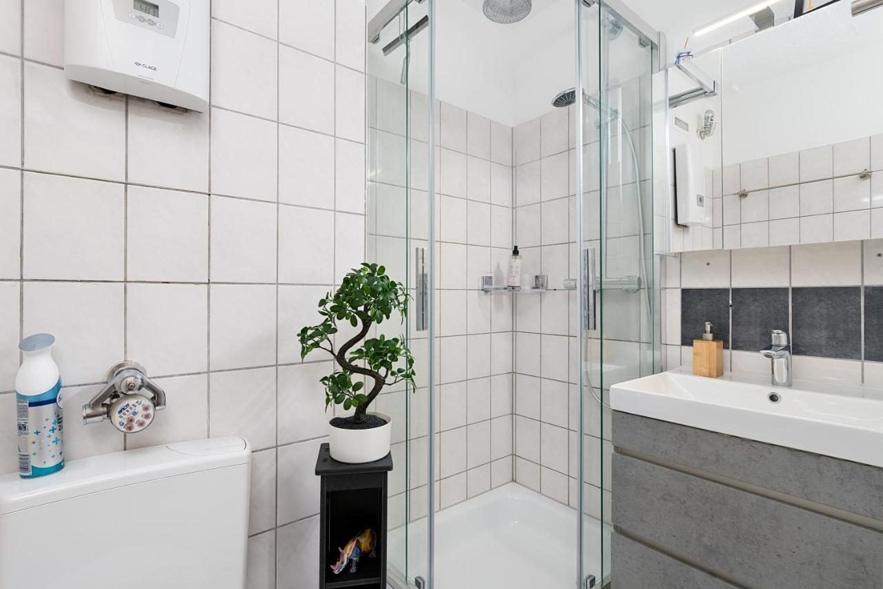 Federnest: Luxury Studio with King Bed & Home Office Duisburg Exterior photo